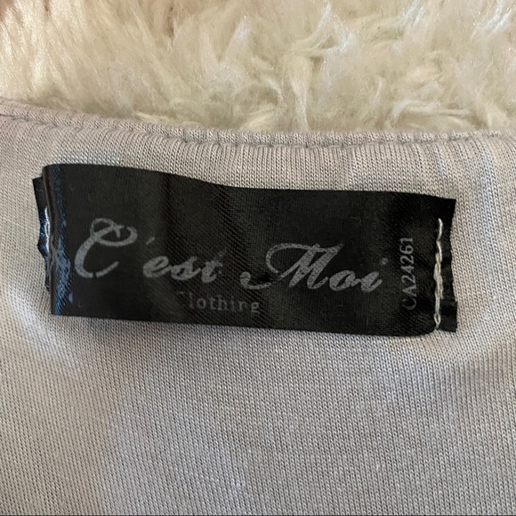 🔥2/$20🔥 Y2K Gray Pleated Tank Top with Floral Neckline and Adjustable Straps - Picture 8 of 8